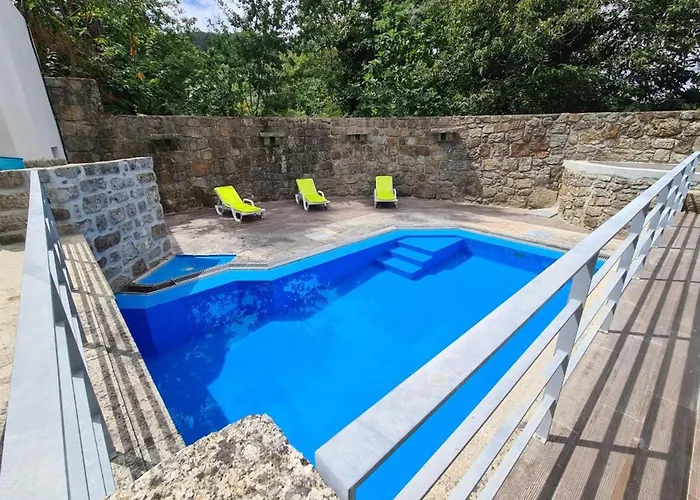 Charming With Pool And Jacuzzi -