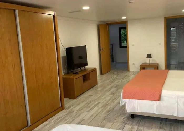 Charming With Pool And Jacuzzi -